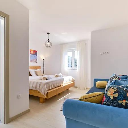 Mea Cres By Interhome Miholascica