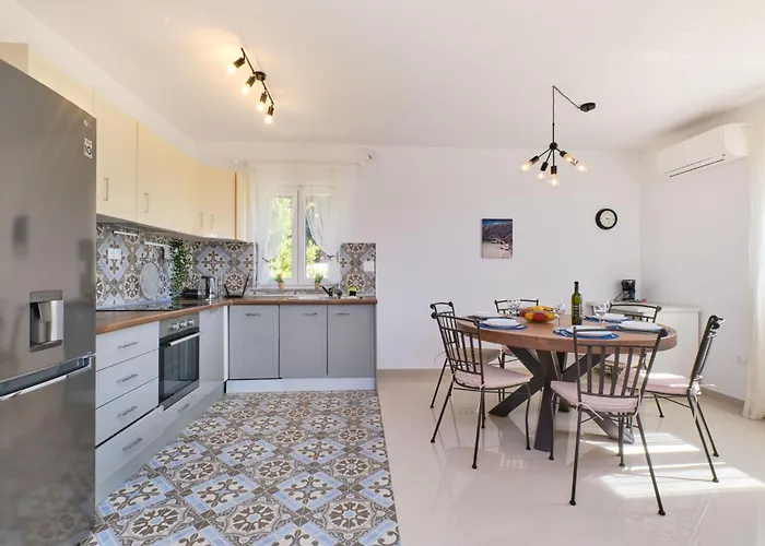 Mea Cres By Interhome Miholascica